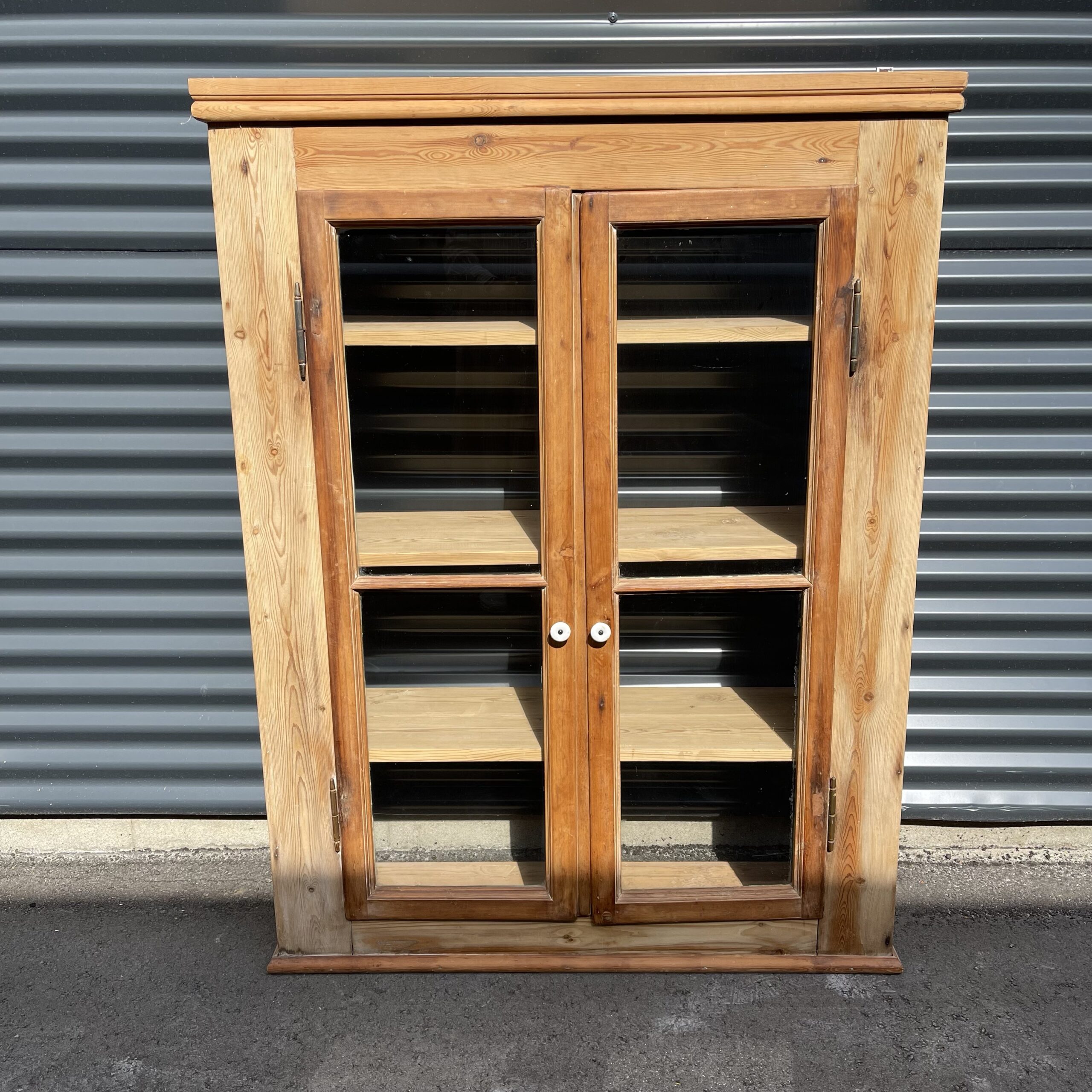 Væghængt vitrine