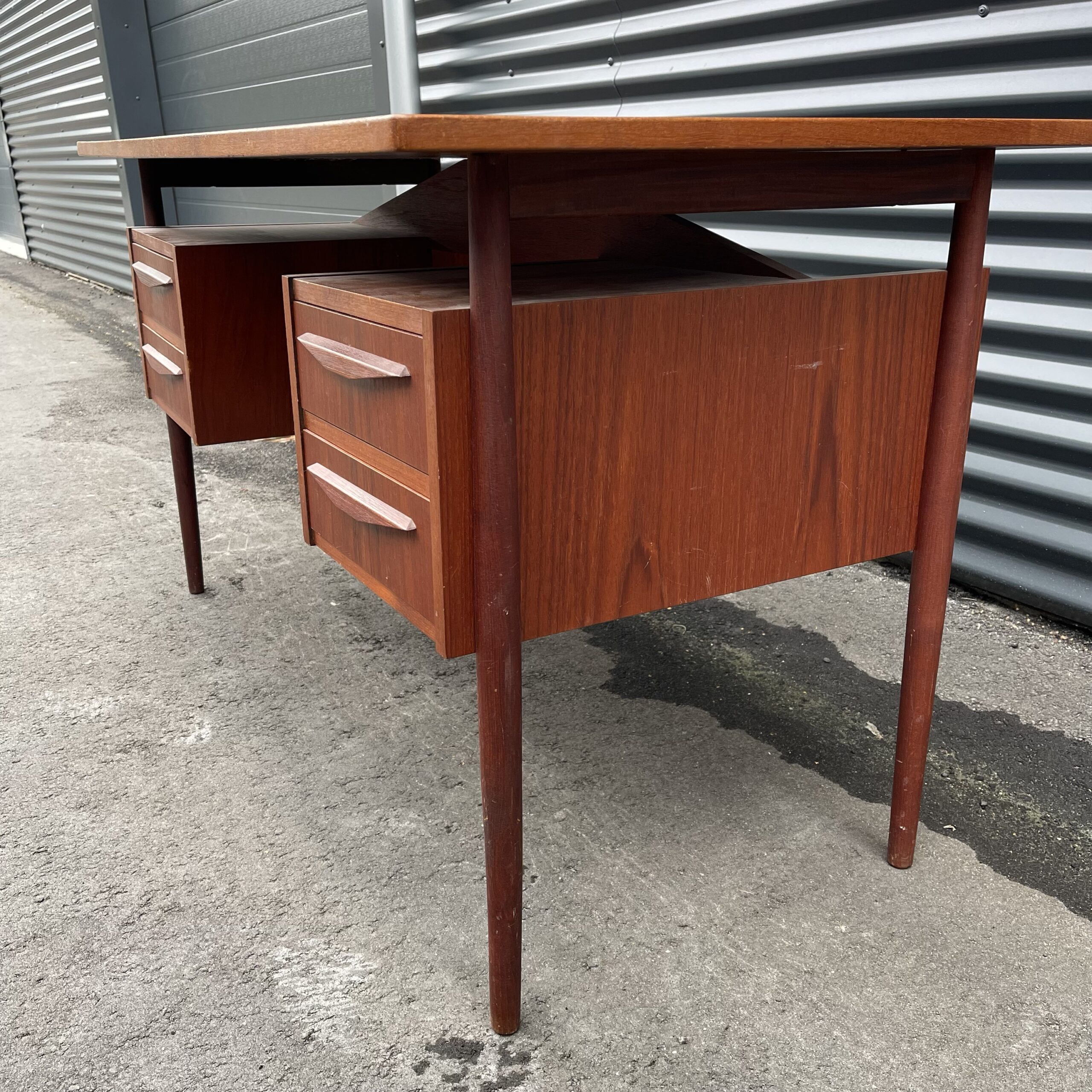 Gunnar Tibergaard Nielsen skrivebord - Billede 3