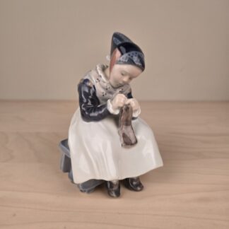Royal Copenhagen ‘Amagerpige med sytøj’ nr. 1314