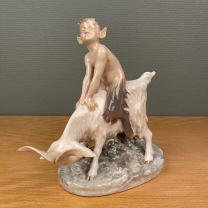 Royal Copenhagen Faun på gedebuk nr. 737