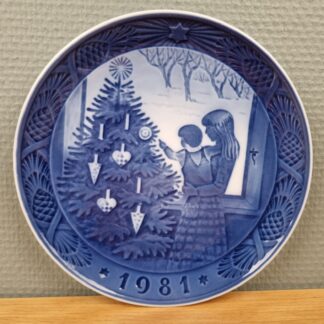 Royal Copenhagen juleplatte 1981 - Juletræet beundres