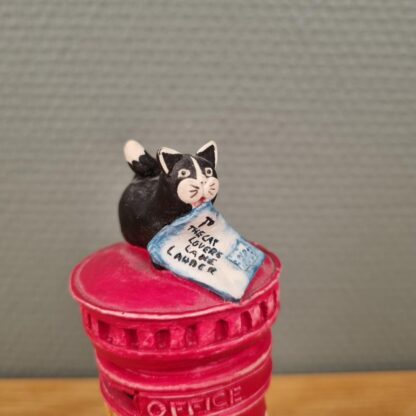 Resin jule-postkasse med kat af Peter Fagan - Image 2