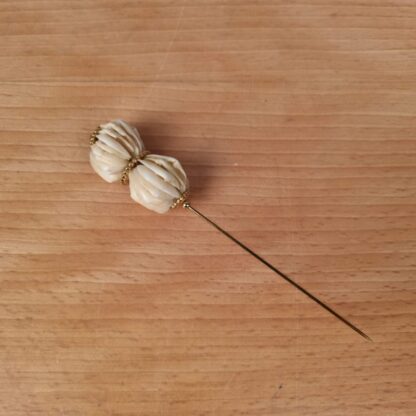 Gammel hattenål med muslingeskaller - Image 2