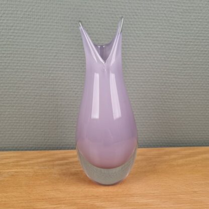 Kunstglas - vase i lilla nuancer
