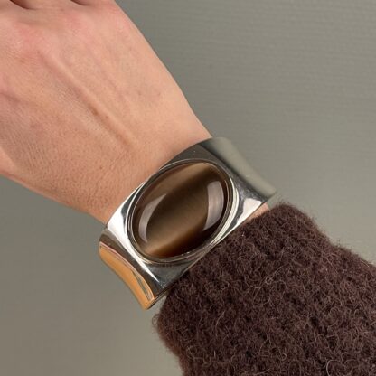 Smuk bijouteri armring / armbånd med stor gyldenbrun sten
