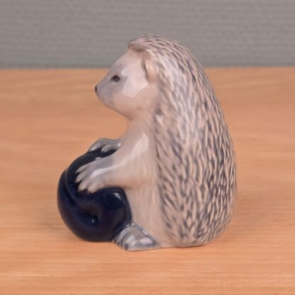 Bing & Grøndahl Mors Dag figur 1995, Pindsvin med blomme - Image 2