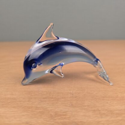 Glas delfin med blå krop