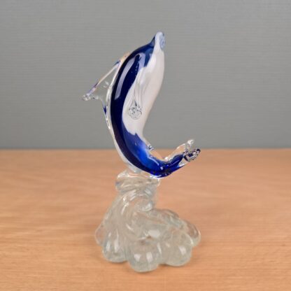 Glas delfin på bølge