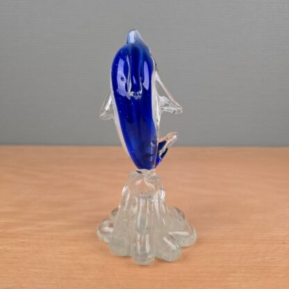 Glas delfin på bølge - Image 4