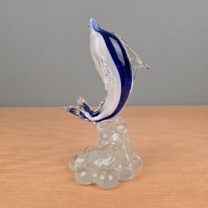 Glas delfin på bølge - Image 3