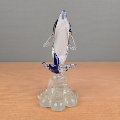 Glas delfin på bølge - Image 2