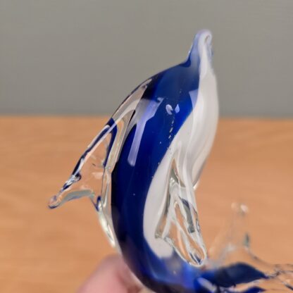 Glas delfin på bølge - Image 5