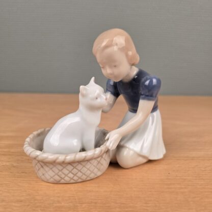 Bing & Grøndahl 'Gode venner / Pige med kat' nr. 2249