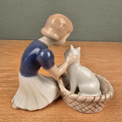 Bing & Grøndahl 'Gode venner / Pige med kat' nr. 2249 - Image 3