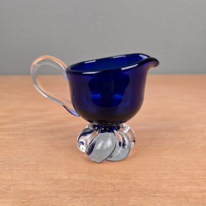 Glas flødekande på fod