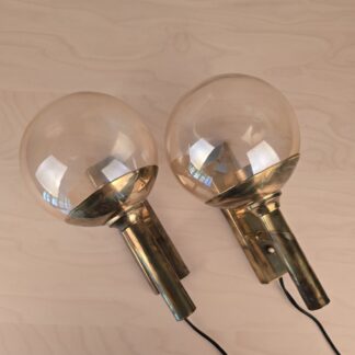 2 Svend Mejlstrøm væglamper i messing med glaskuppel