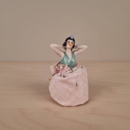 Halvdukke med nålepude, porcelæn / bisquit