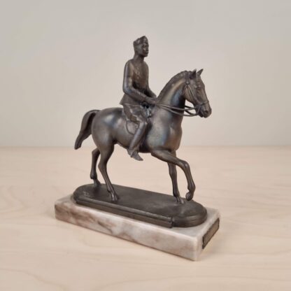 Kong Christian X til hest - bronze skulptur på sokkel af marmor