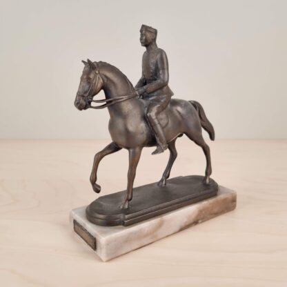 Kong Christian X til hest - bronze skulptur på sokkel af marmor - Image 2