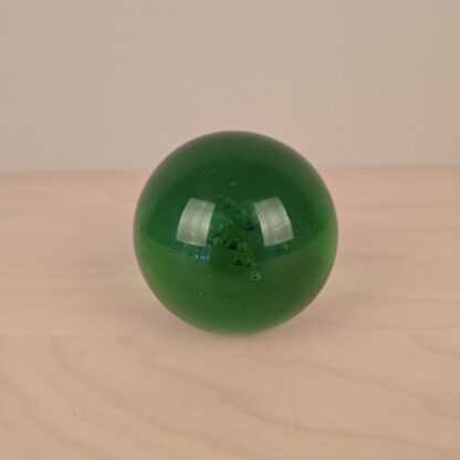 Stor massiv glaskugle, krystalkugle grøn 9,5cm Ø