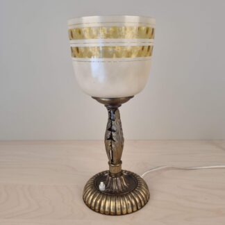 Art Deco bordlampe i messing med glasskærm