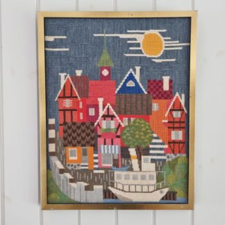 Broderet billede med motiv fra svensk by - ukendt kusntner