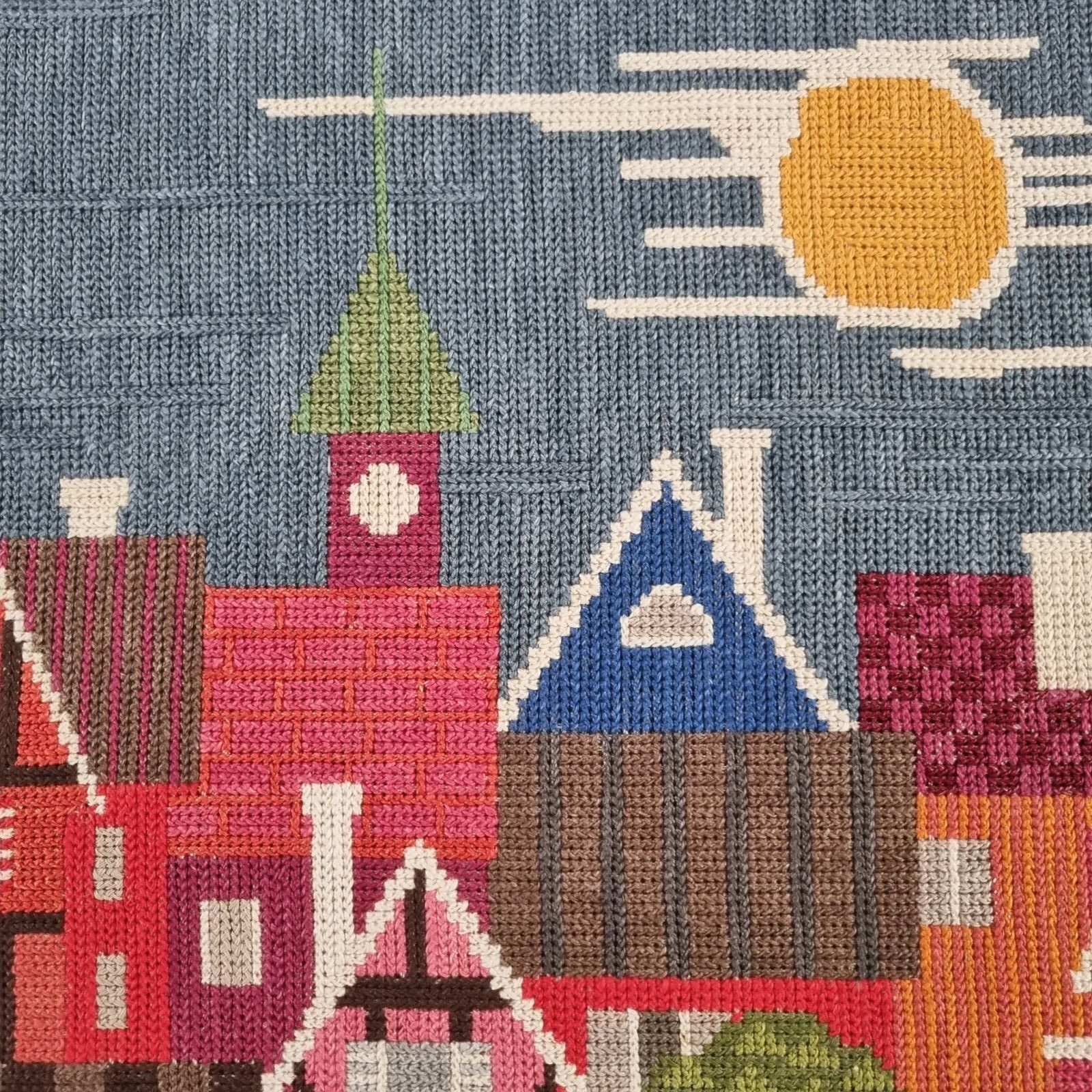 Broderet billede med motiv fra svensk by - ukendt kusntner - Billede 2