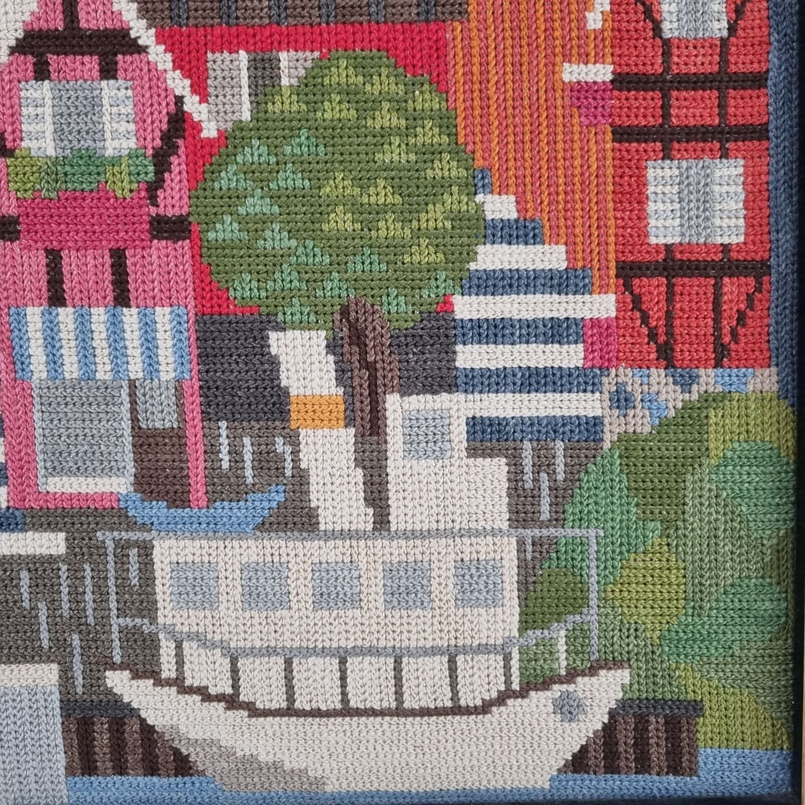 Broderet billede med motiv fra svensk by - ukendt kusntner - Billede 3