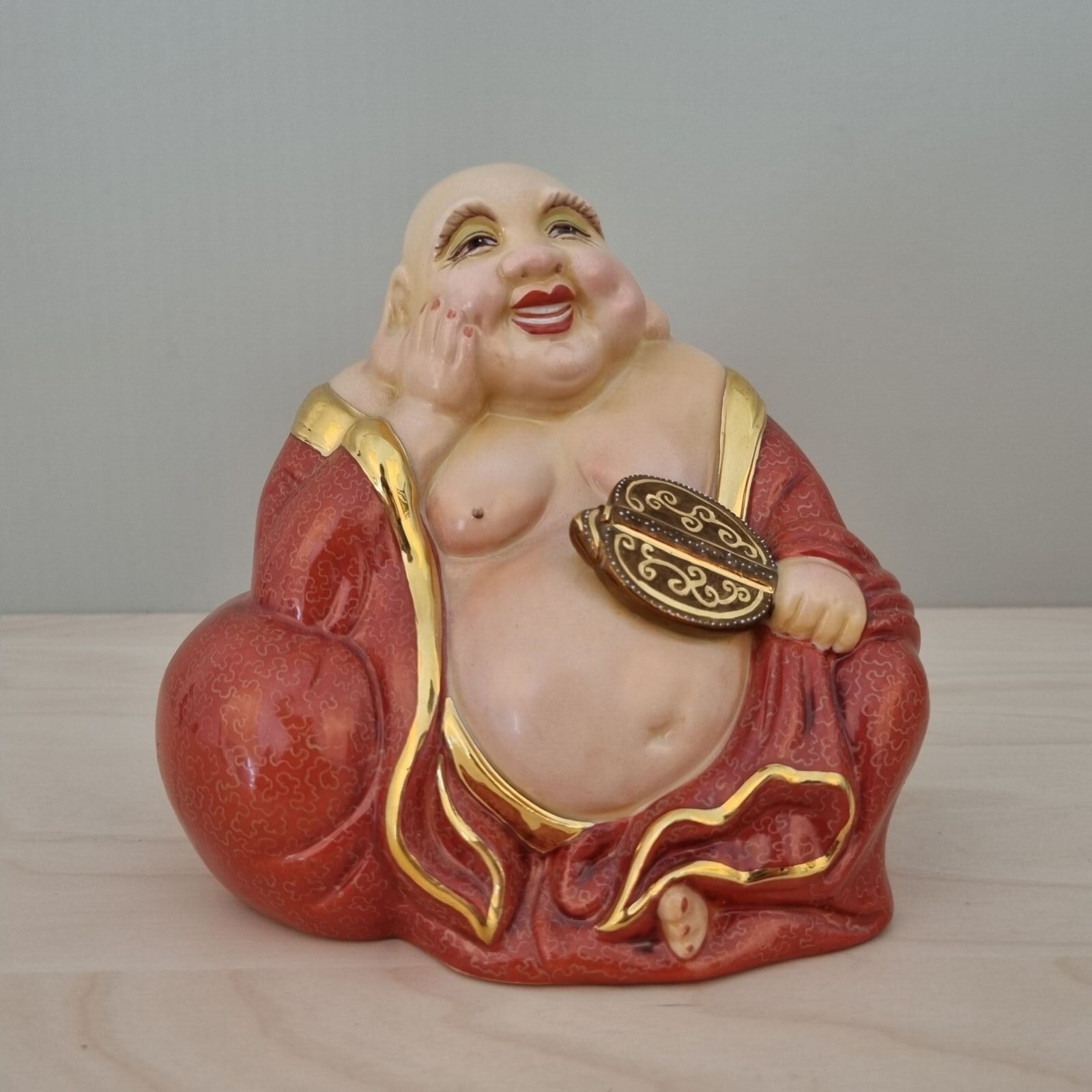 Grinende Buddha figur - Budai - i keramik