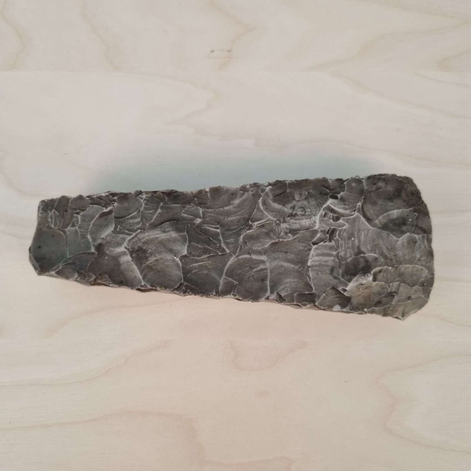 Smuk stenøkse i mørk flint - yngre stenalder - 15cm