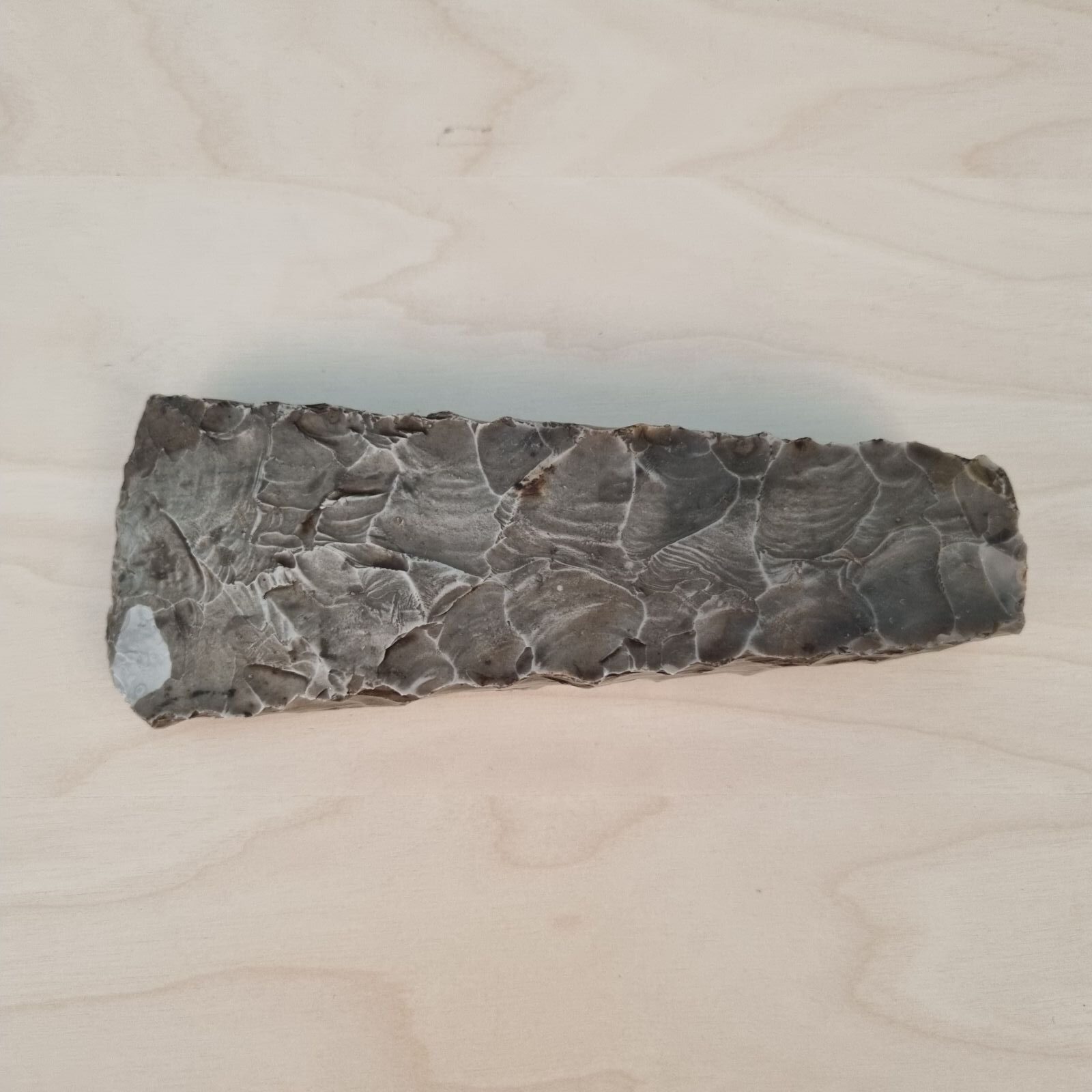 Smuk stenøkse i mørk flint - yngre stenalder - 15cm - Billede 2