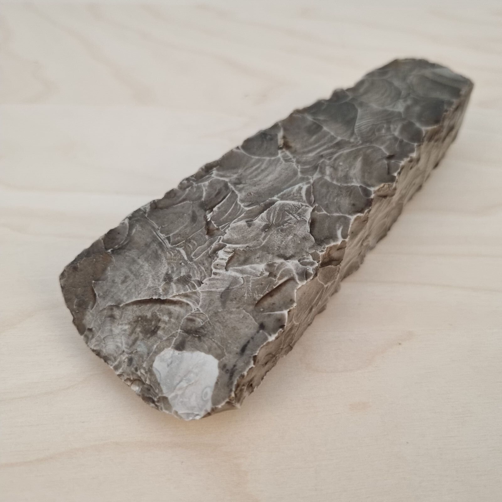 Smuk stenøkse i mørk flint - yngre stenalder - 15cm - Billede 3