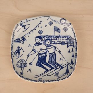 Stavanger Flint - lille platte med skiløbere - 13cm ø