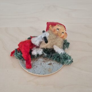 Liggende piberenser-nisse på gran med cigar