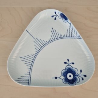 Blå Mega riflet - trekantet fad nr. 360 - 24,5 cm