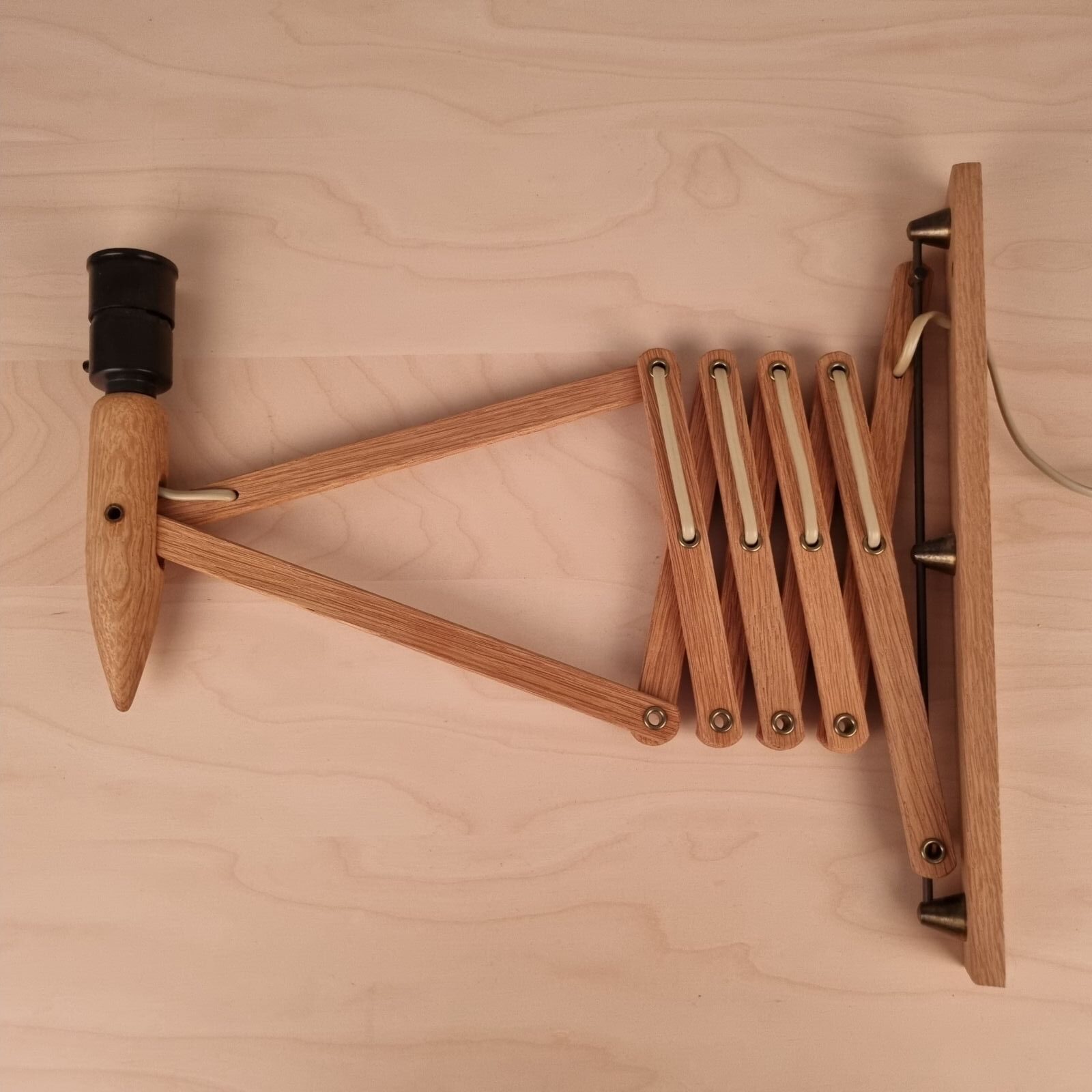 Vintage Lyfa sakselampe i egetræ