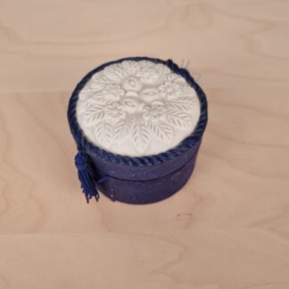 Lille æske beklædt med blåt stof og låg af bisquit