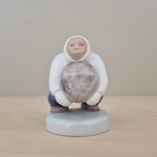 B&G figur - Inuit der løfter sten - nr. 2410