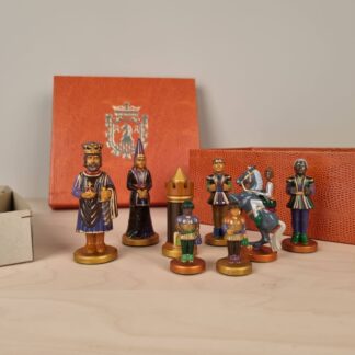 Fantastiske skakbrikker udført i håndmalet plast