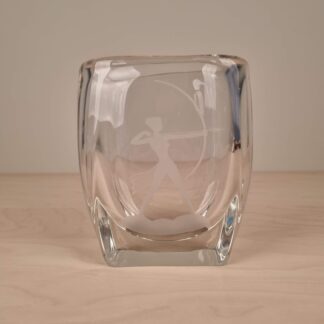 Gammel svensk vase i klart glas med skytte-motiv