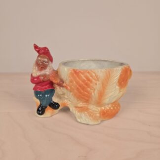 Ældre terrakotta nisse med potteskjuler