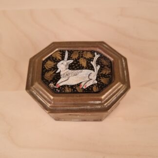 Lille dåse i messing med malet motiv af ged - ca. 1880