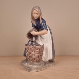 Royal Copenhagen figur - "Kartoffelsamlersken", dame - nr. 1549