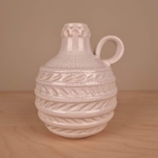 Hvid kande i craquele glasur fra Michael Andersen