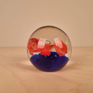 Brevpresse med rød blomst og blå bund - 8 cm Ø