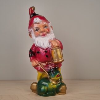 Nisse med lygte og frø ved foden - kunstmateriale - 44cm høj