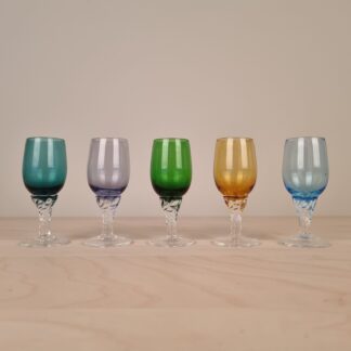 Fem små likørglas / snapseglas - farvede med twisted stilk - 9,5cm