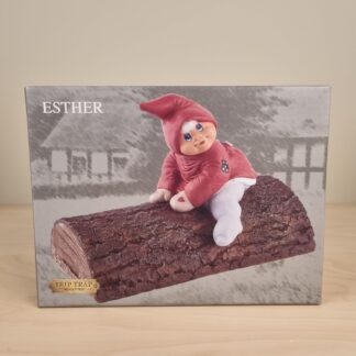 Klarborg Nisse - Esther på træstamme