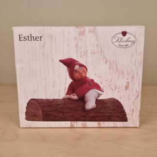 Klarborg Nisse - Esther på træstamme