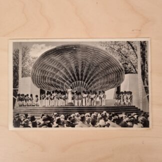 Postkort fra 1942 - Tivoligarden foran Muslingeskallen i Tivoli